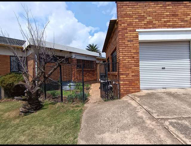 3 BEDROOM HOUSE FOR SALE IN SOUTH CREST